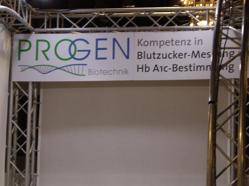 025.JPG - Neben den Angeboten gab es auch die Mglichkeit einiger Untersuchungen, wie hier die Blutzuckermessung und die HbA1c Bestimmung...