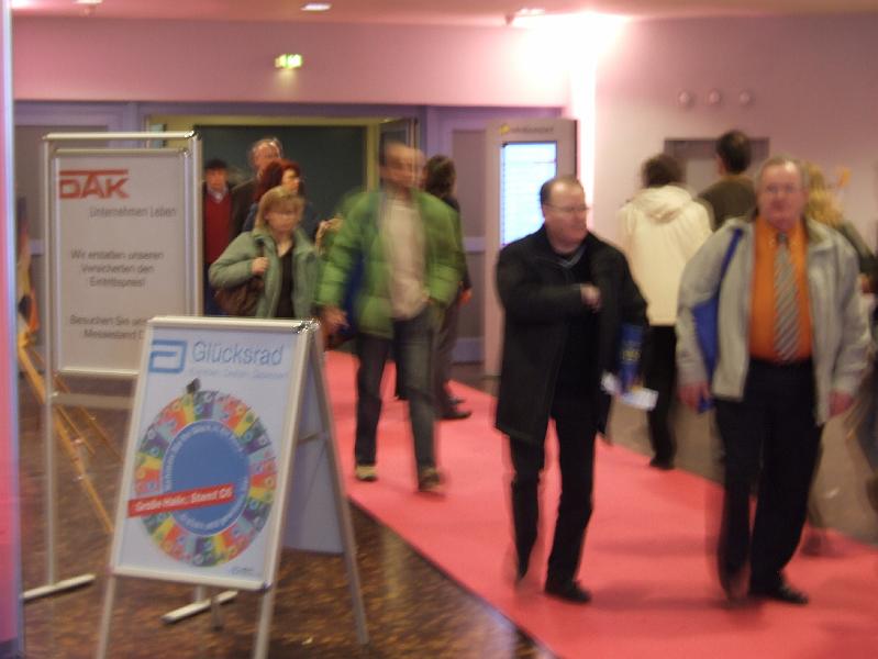 040.JPG - Selbst am spten Nachmittag fand die Ausstellung noch regen Zulauf.